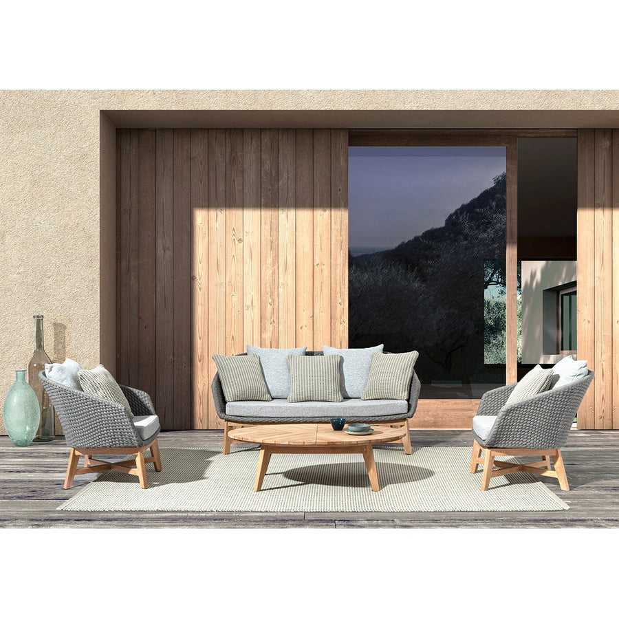 Teraszon álló négyrészes design kerti bútorgarnitúra két fotellel, kanapéval és dohányzóasztallal.