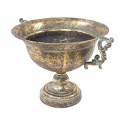 Patinás, óarany színű, serlegformájú fémkaspó dekoratív fülekkel.