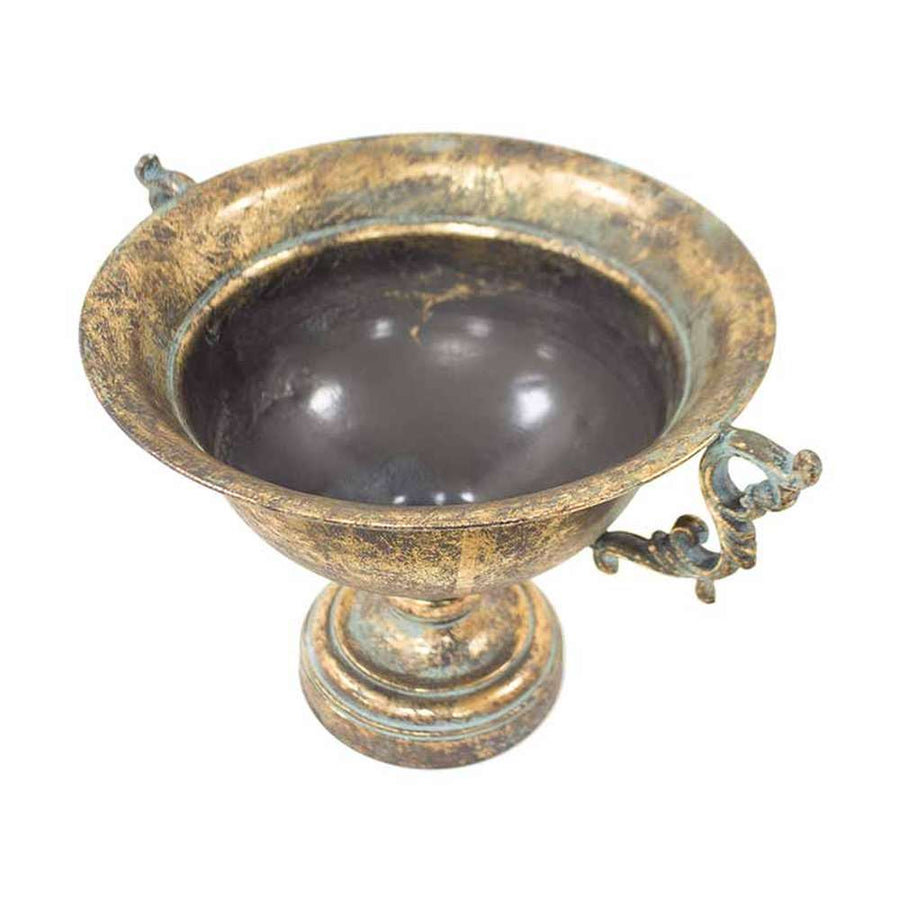 Patinás, óarany színű, serlegformájú fémkaspó dekoratív fülekkel.