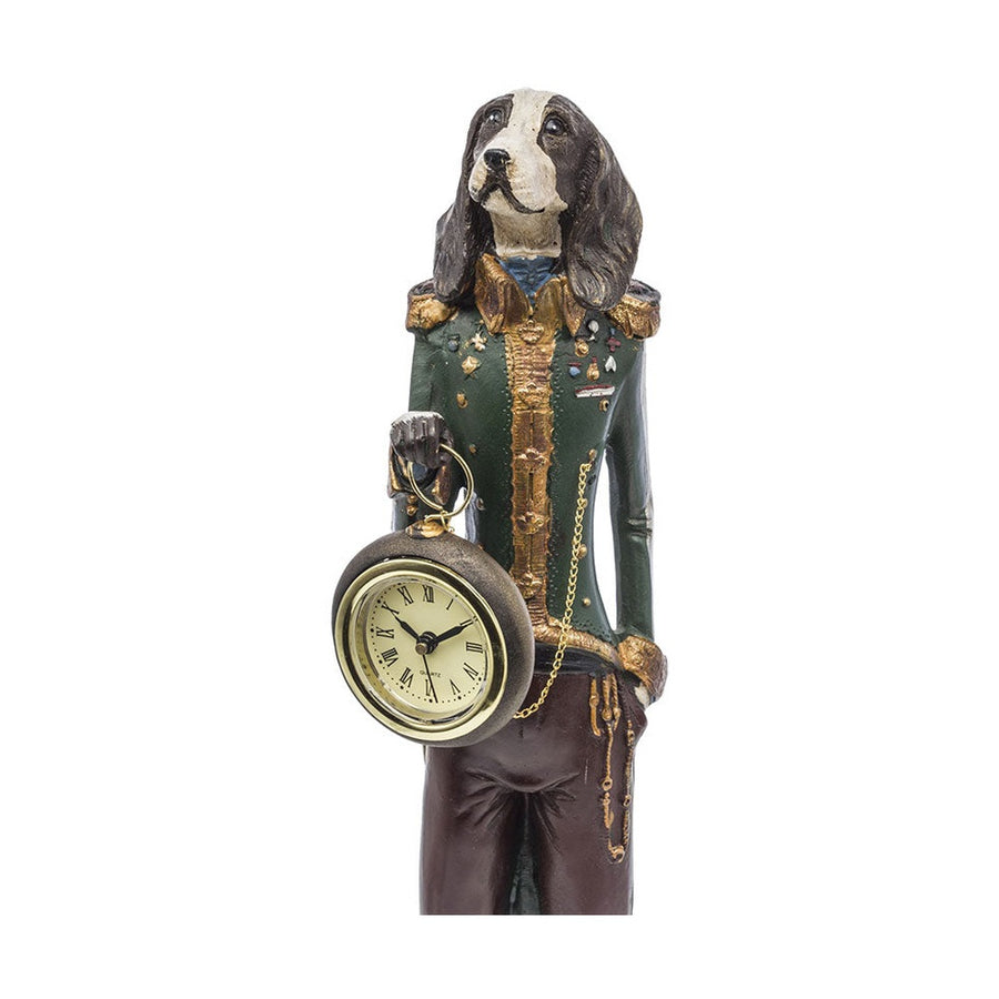Lord Philip, nagyméretű kutyafigura tábornoki ruhában, órával a kezében