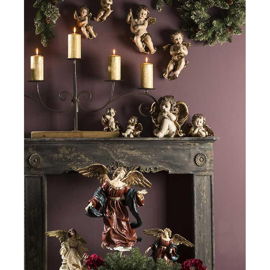 Barokk stílusú, 34 cm magas, falra függeszthető harsonás angyal figura lila színű karácsonyi falon kandallóval és gyertyatartóval 