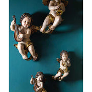 Prémium kategóriás, barokk stílusú, 34 cm magas, falra függeszthető harsonás és lanton játszó angyalok kék falon.