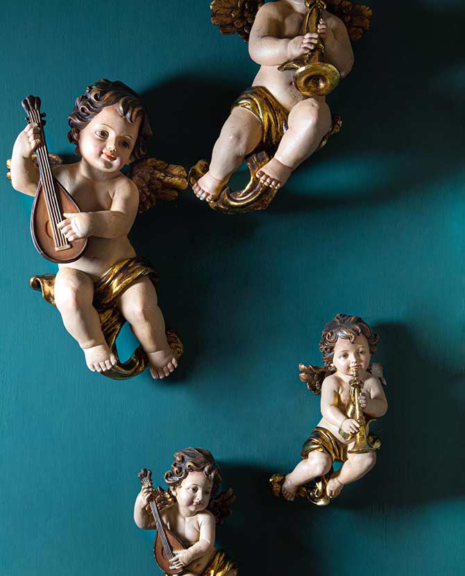 Prémium kategóriás, barokk stílusú, 34 cm magas, falra függeszthető harsonás és lanton játszó angyalok kék falon.
