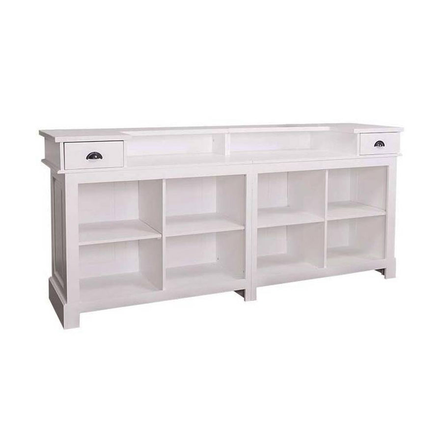 Fehér színű, country stílusú fenyőfa bárpult faragott kazettadíszekkel. Nyolc polc, két fiók és egy nagyobb munkafelület segíti a munkát.