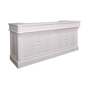 Fenyőfa bárpult dekoratív, kazettás jellegű dekorációval, polcokkal és fiókkal. Fehér színű.