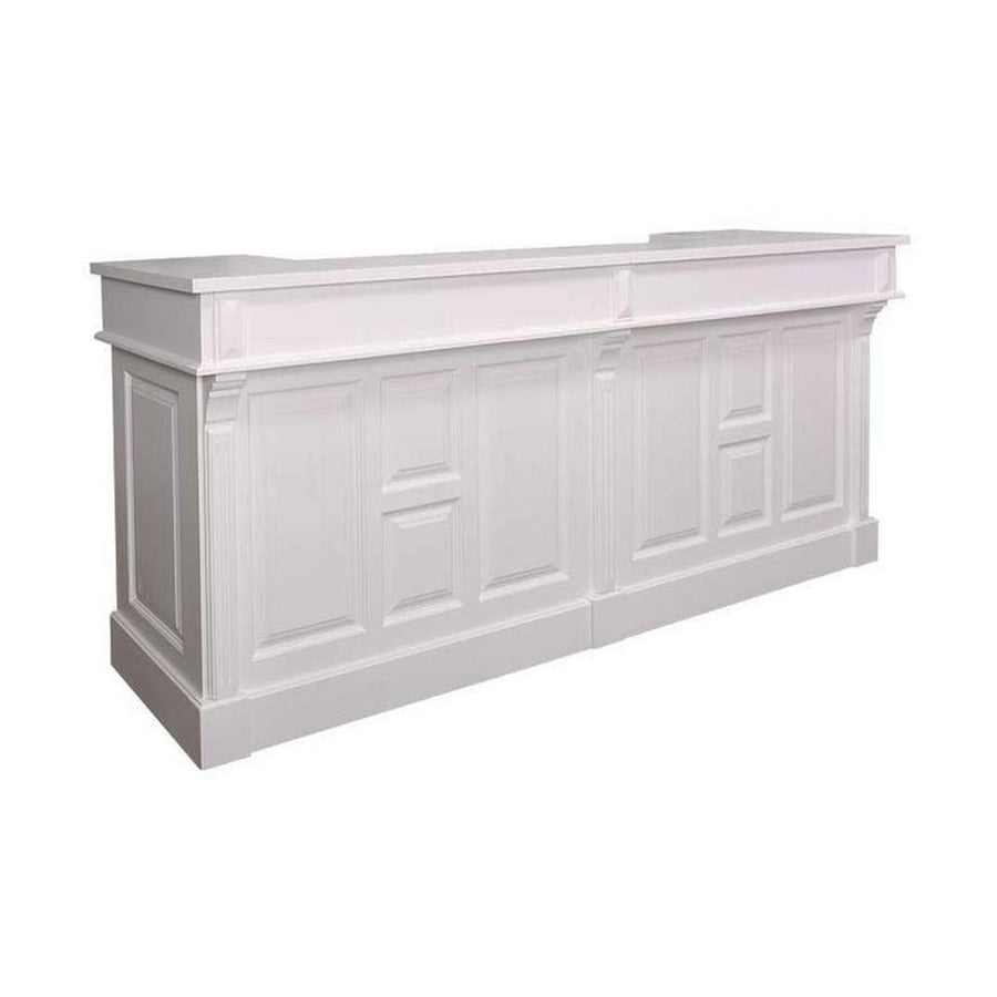 Fenyőfa bárpult dekoratív, kazettás jellegű dekorációval, polcokkal és fiókkal. Fehér színű.