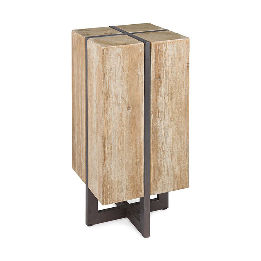 Skandináv stílusú, fenyőfából és fémből készült rusztikus bárszék.