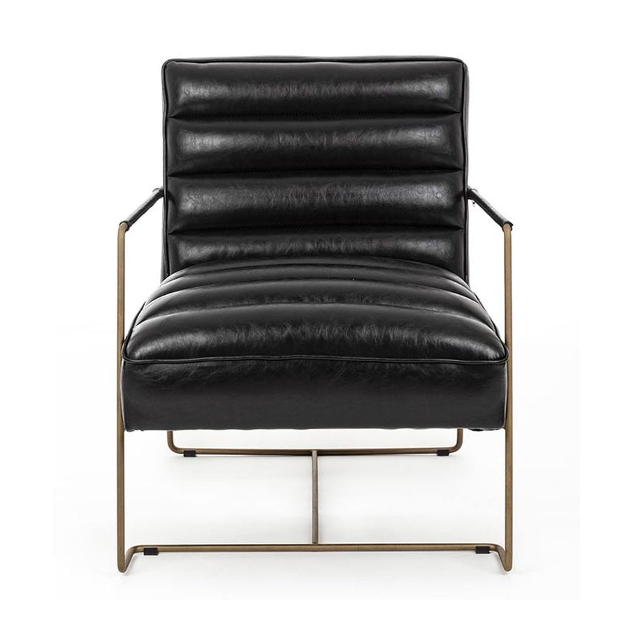 Egyedi formatervezésű, fekete műbőrrel kárpitozott kortárs stílusú fotel.