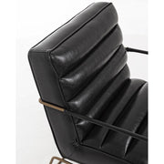 Egyedi formatervezésű, fekete műbőrrel kárpitozott kortárs stílusú fotel.