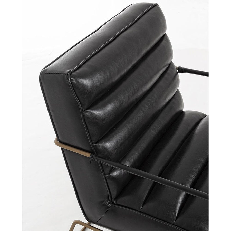 Egyedi formatervezésű, fekete műbőrrel kárpitozott kortárs stílusú fotel.