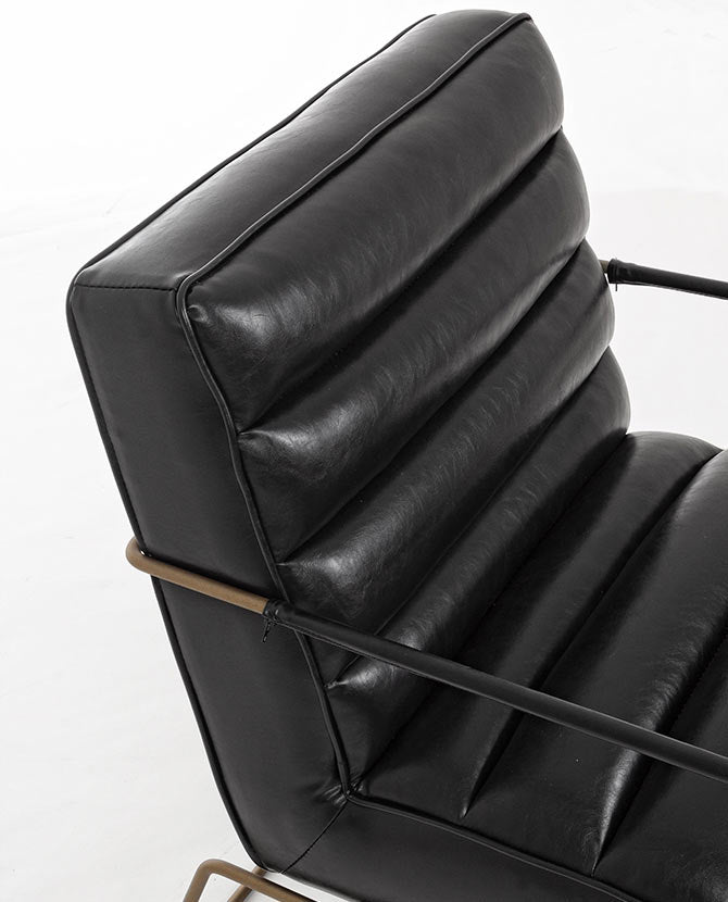 Egyedi formatervezésű, fekete műbőrrel kárpitozott kortárs stílusú fotel.