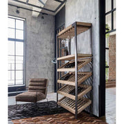 Egyedi formatervezésű, barna színű velúr műbőrrel kárpitozott kortárs stílusú fotel a "Brianna" kollekcióból