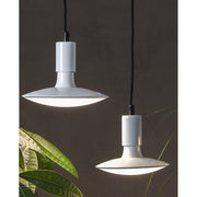 Fényes fehér, modern formavilágú függeszthető dekorfoglalat.