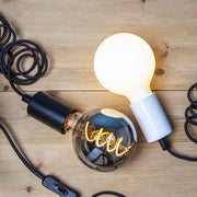 Fényes fehér, modern formavilágú függeszthető dekorfoglalat.