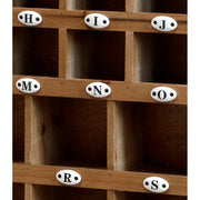 Loft stílusú, jegenyefenyőből készült szortírozó polc, huszonhat darab porcelán betűjelzéssel ellátott rekesszel.