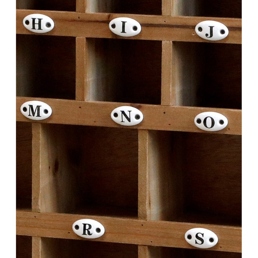 Loft stílusú, jegenyefenyőből készült szortírozó polc, huszonhat darab porcelán betűjelzéssel ellátott rekesszel.