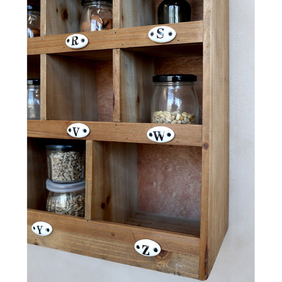 Loft stílusú, jegenyefenyőből készült szortírozó polc, huszonhat darab porcelán betűjelzéssel ellátott rekesszel.