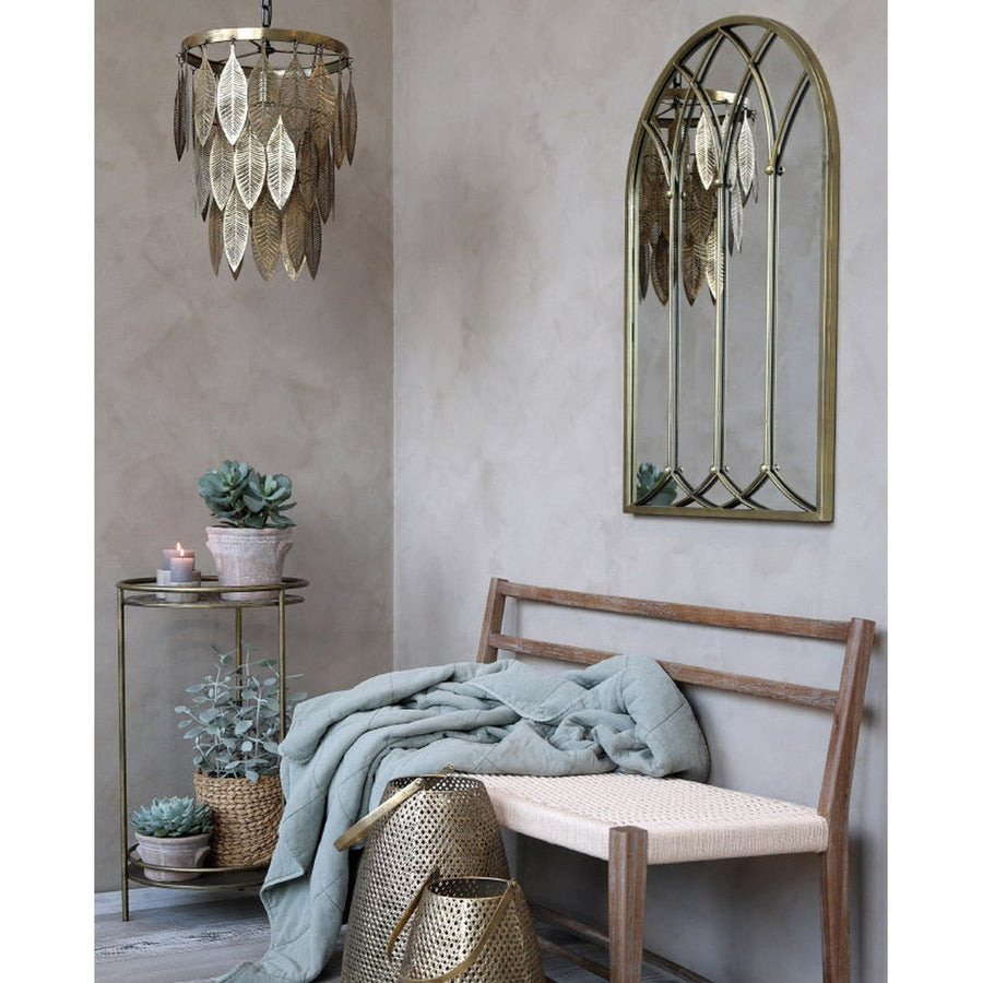 Glamour szoba, rattan pad, fémcsillár, vintage stílusú falitükör.