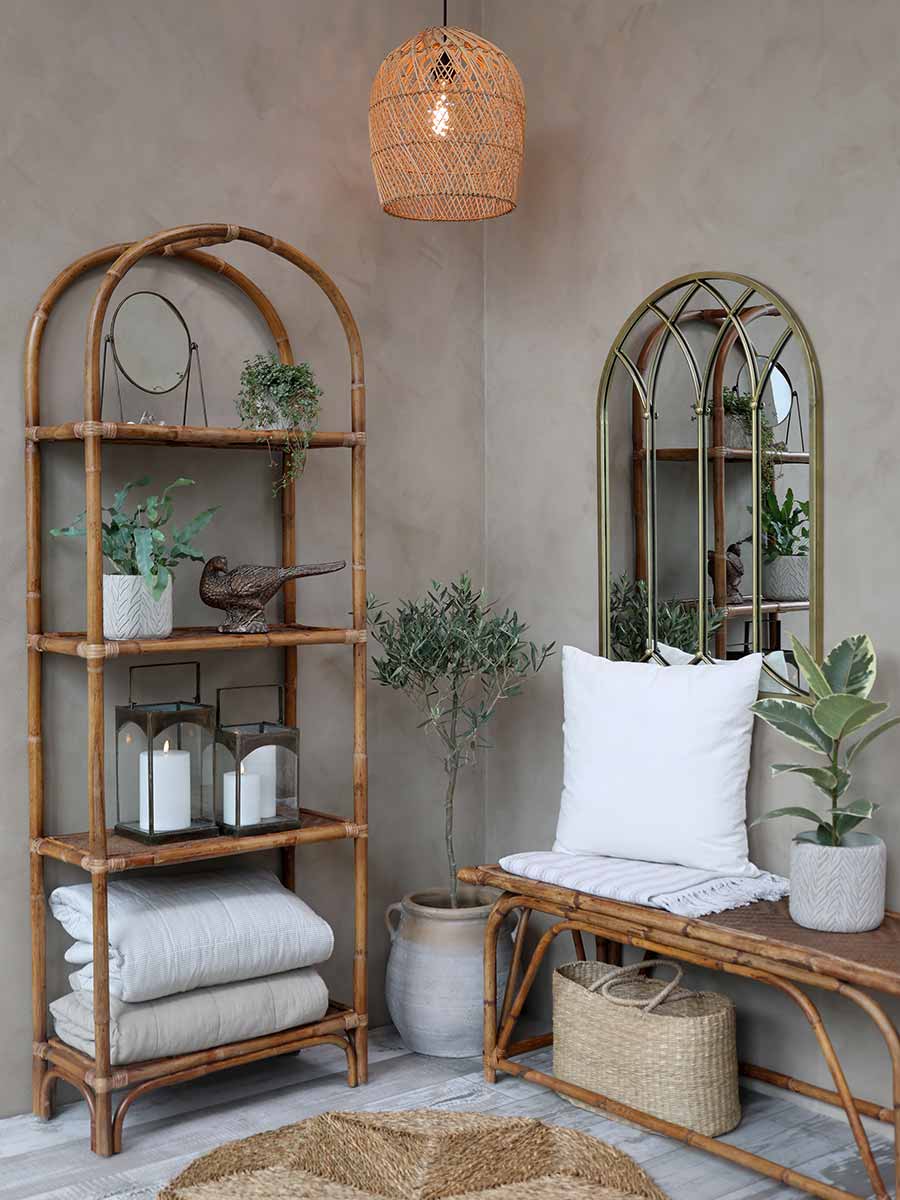 Trópus stílusú szobabelső, bambusz bútorokkal, vintage stílusú falitükörrel.