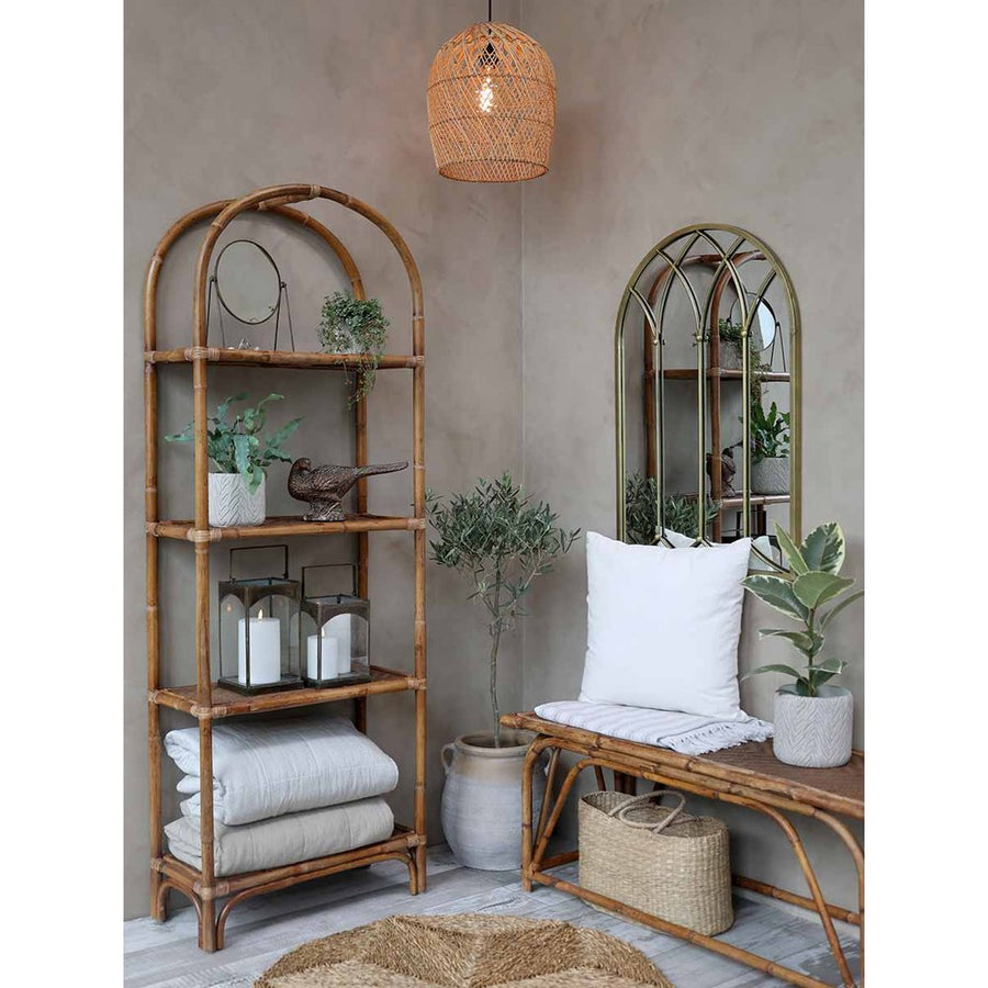 Trópus stílusú szobabelső, bambusz bútorokkal, vintage stílusú falitükörrel.