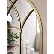 Részletkép a vintage stílusú falitükör felületéről.