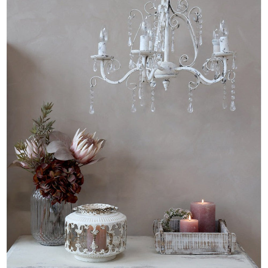 A csillárt a romantikus megjelenés, az antikolt, kopottan elegáns felületek jellemzi.