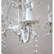 Közelkép az egyik izzótartó karról. A finoman meghajtott fémkarok növényi indákat idéznek