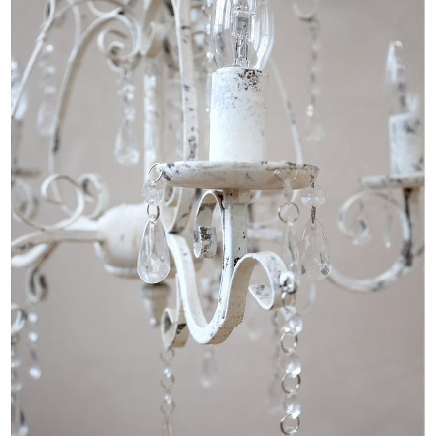 Közelkép az egyik izzótartó karról. A finoman meghajtott fémkarok növényi indákat idéznek