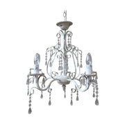 Shabby Chic stílusú csillár, öt izzótartó díszes karral. A csillárt akrilgyantából készült kristályfüzérek díszitik. Színe antikolt fehér.