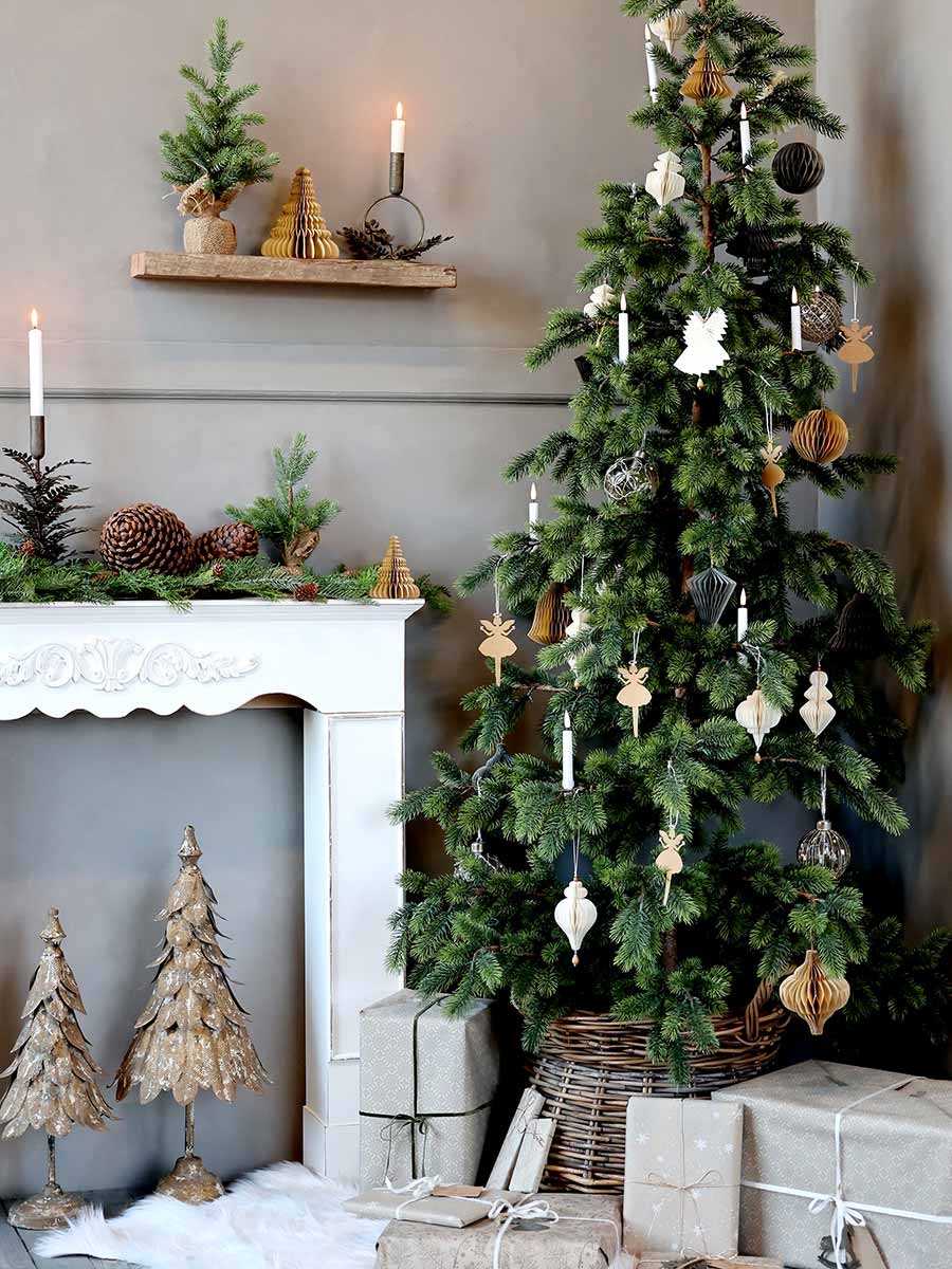Az élethű, tapintásra a valódi fenyőfákat idéző dekor műfenyőt karácsonyfának is használhatjuk.