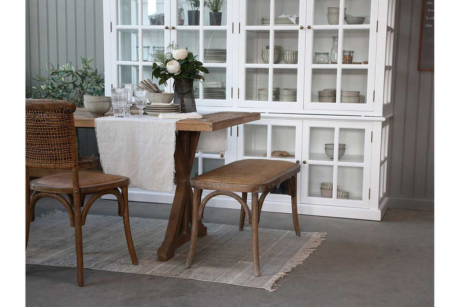 Klasszikus, vidéki stílusú étkező nagyméretű, fehér tálalóval és fenyőfából készült étkezőasztallal.