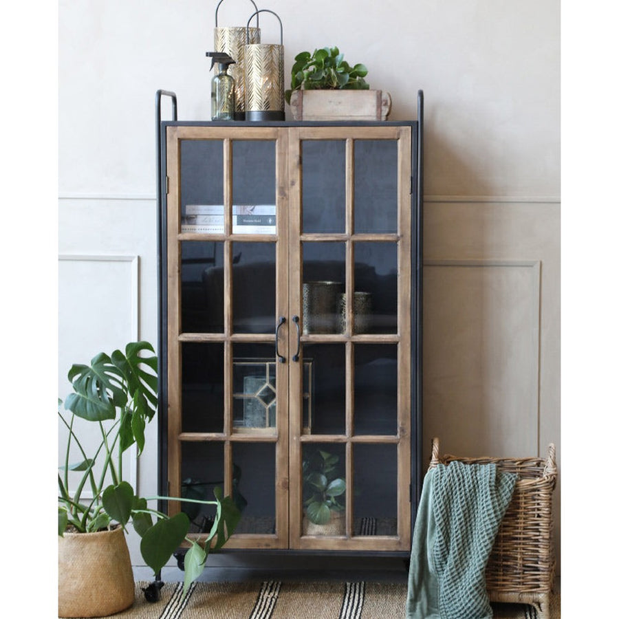 Industrial stílusú fém vitrines szekrény, jegenyefából készült üvegezett ajtókkal, és három darab nyárfa polccal.