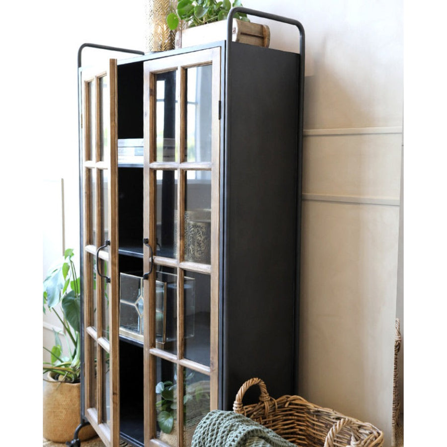 Industrial stílusú fém vitrines szekrény, jegenyefából készült üvegezett ajtókkal, és három darab nyárfa polccal.