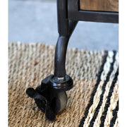 Industrial stílusú fém vitrines szekrény, jegenyefából készült üvegezett ajtókkal, és három darab nyárfa polccal.