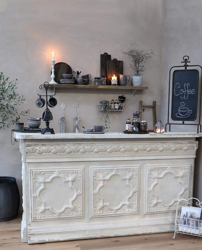 Kávézó belső előtérben a vintage stílusú, antikotl fehér színű pulttal.