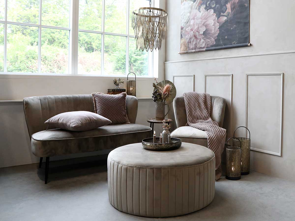 Klasszikus stílusú nappali a Marat kollekció termékeivel berendezve: fotel, kanapé, óriás puff.