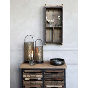 Loft stílusú előtérben, fiókos komód fölött logó falipolc kulcsokkal.