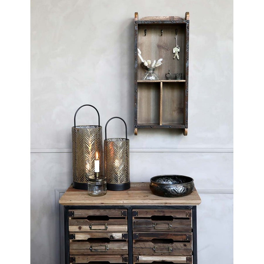 Loft stílusú előtérben, fiókos komód fölött logó falipolc kulcsokkal.