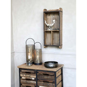 Loft stílusú előtérben, fiókos komód fölött logó falipolc kulcsokkal.