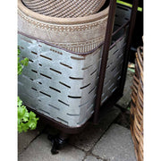 Hangulatkép: a görgős virágállvány egy teraszon, rajta növények, kaspók, lámpások