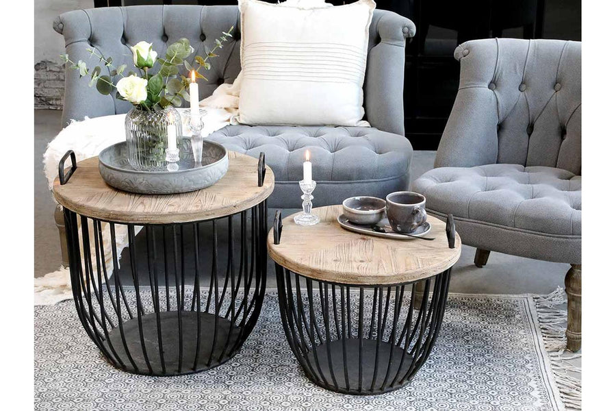 Vidéki stílusú nappaliban álló vintage stílusú kanap és fotel kalitkaszerű dohányzóasztallal.