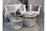 Shabby Chic stílusú nappali ülőfotelekkel, konzolasztallal és vintage stílusú dohányzóasztallal.