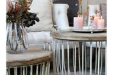 Shabby Chic stílusú nappali ülőfotelekkel, konzolasztallal és vintage stílusú dohányzóasztallal.