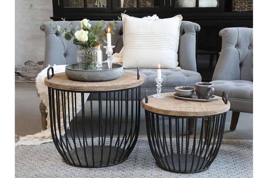 Elegáns vidéki stílusú nappaliban álló két darabos vintage dohányzóasztal szett.