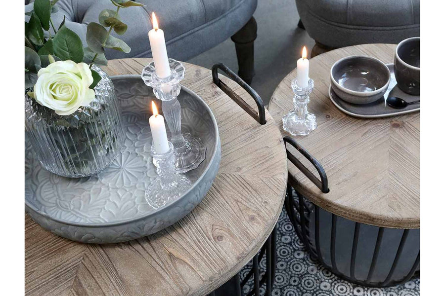 Elegáns vidéki stílusú nappaliban álló két darabos vintage dohányzóasztal szett.