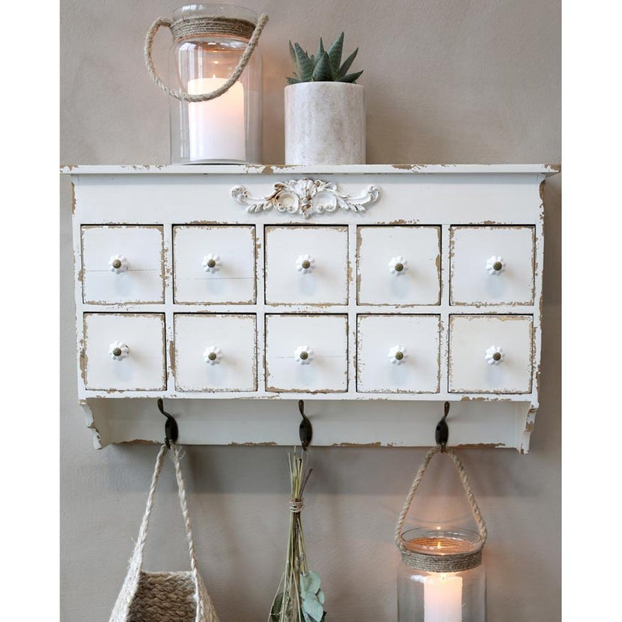 Provanszi stílusú, antik krémszínű fiókos szortírozó polc.