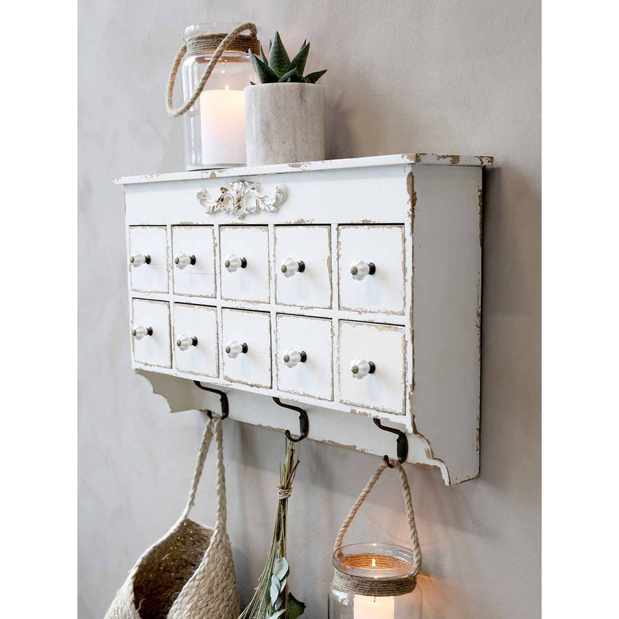 Provanszi stílusú, antik krémszínű fiókos szortírozó polc.