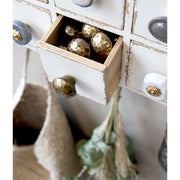 Provanszi stílusú, antik krémszínű fiókos szortírozó polc.