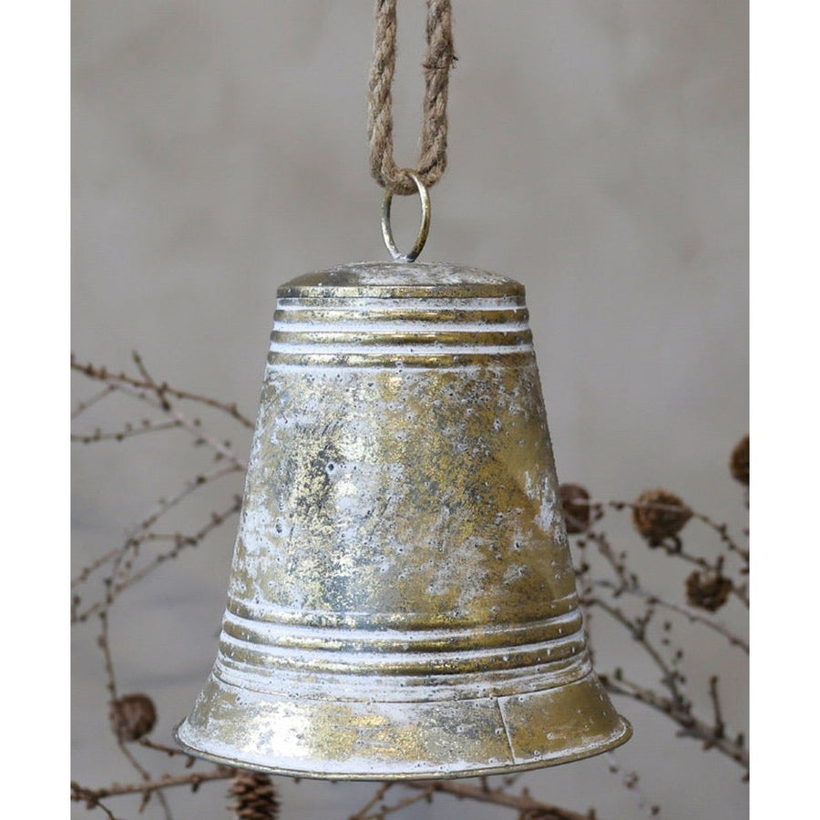 Vidéki stílusú, antikolt arany színű, 21 cm magas fémharang kenderkötéllel.