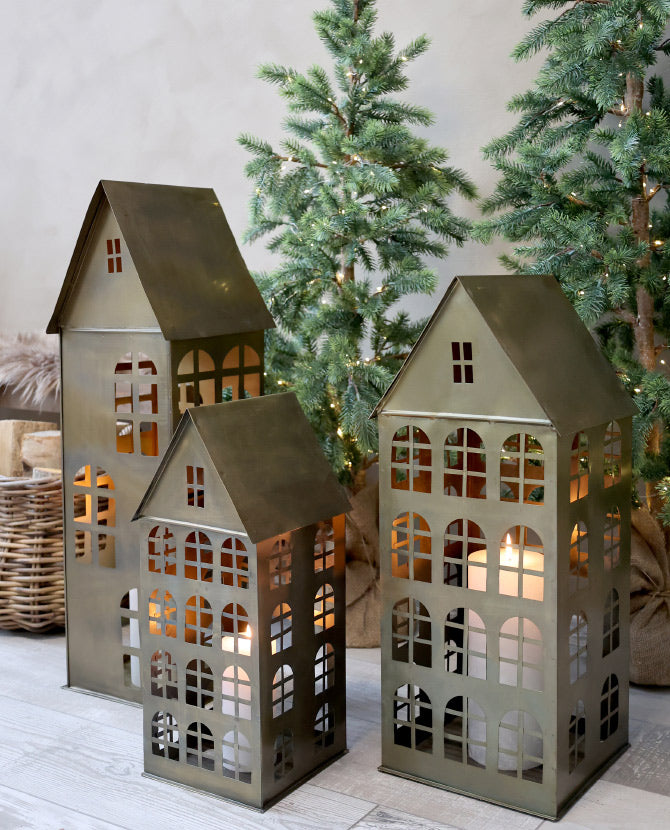 Vidéki stílusú, házikó formájú, antikolt rézszínű, karácsonyi fém gyertyatartó.